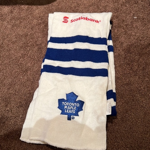 Leafs Toque and Scarf Bundle - Picture 3 of 4